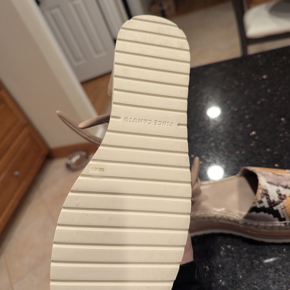 New Beautiful Vince Camuto Espadrilles - Picture 4 of 4